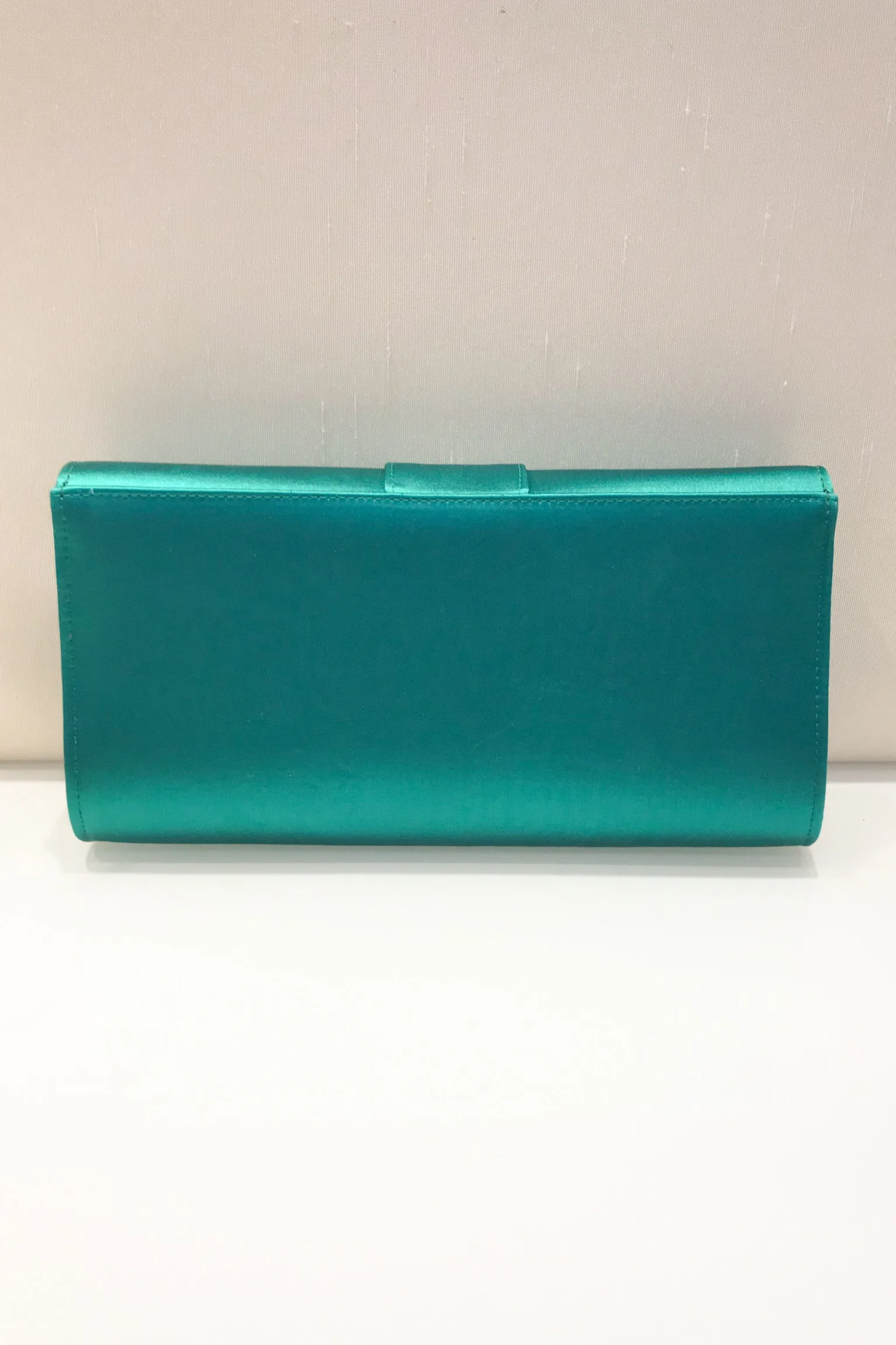 Cartera satén joya verde