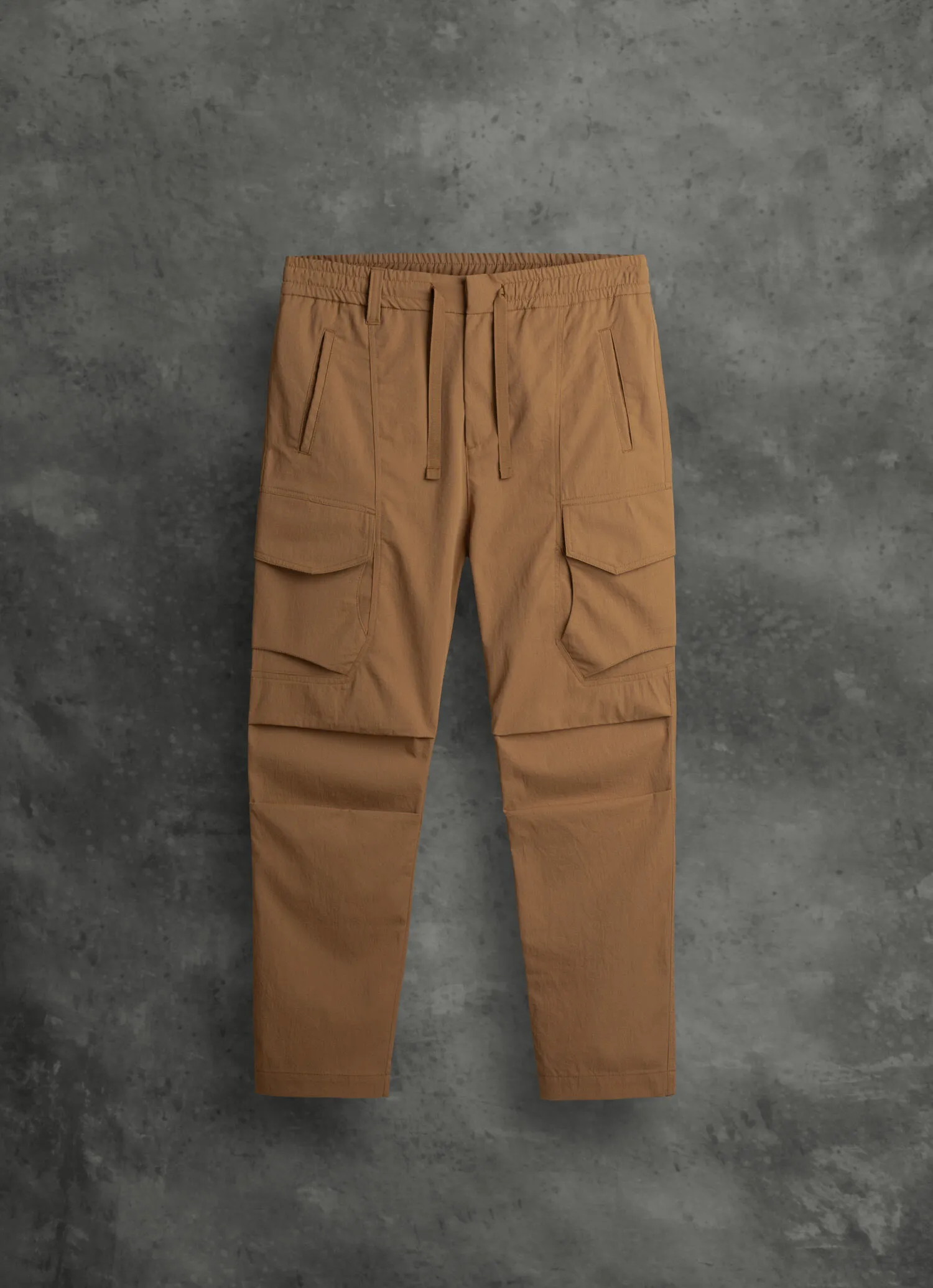 Pantalón de tejido técnico con cordón de ajuste