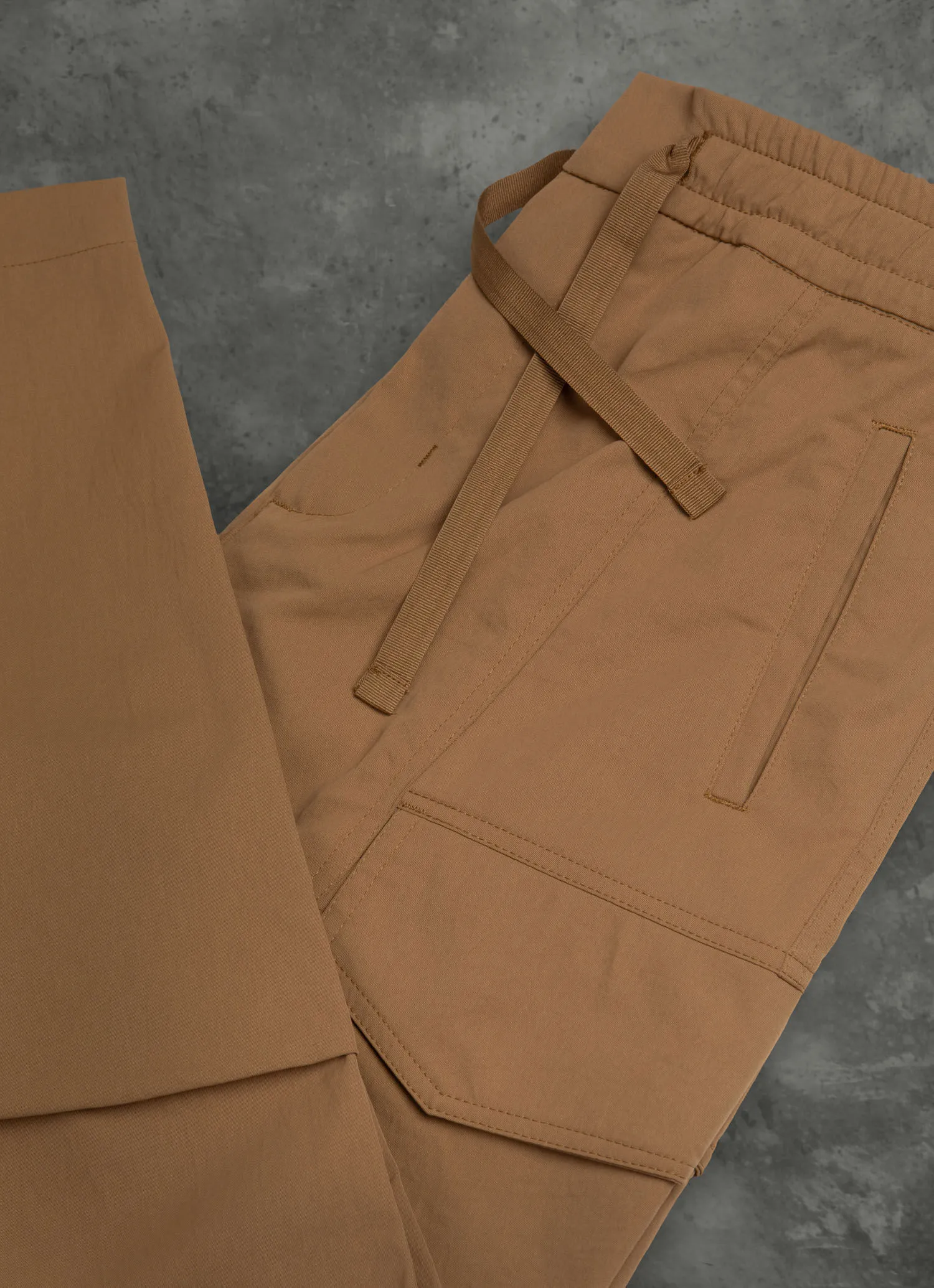 Pantalón de tejido técnico con cordón de ajuste