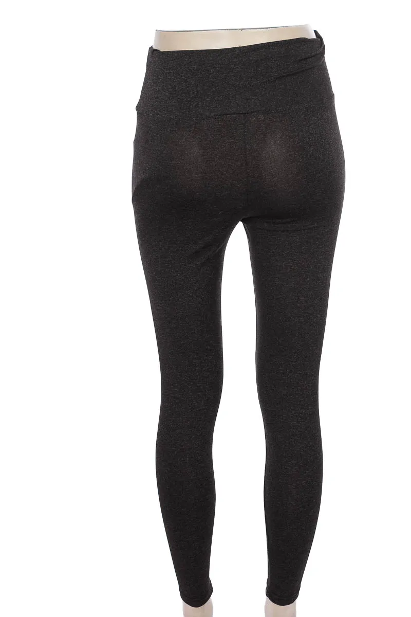 Ropa Deportiva / Salida de Baño color Negro - Emery Rose