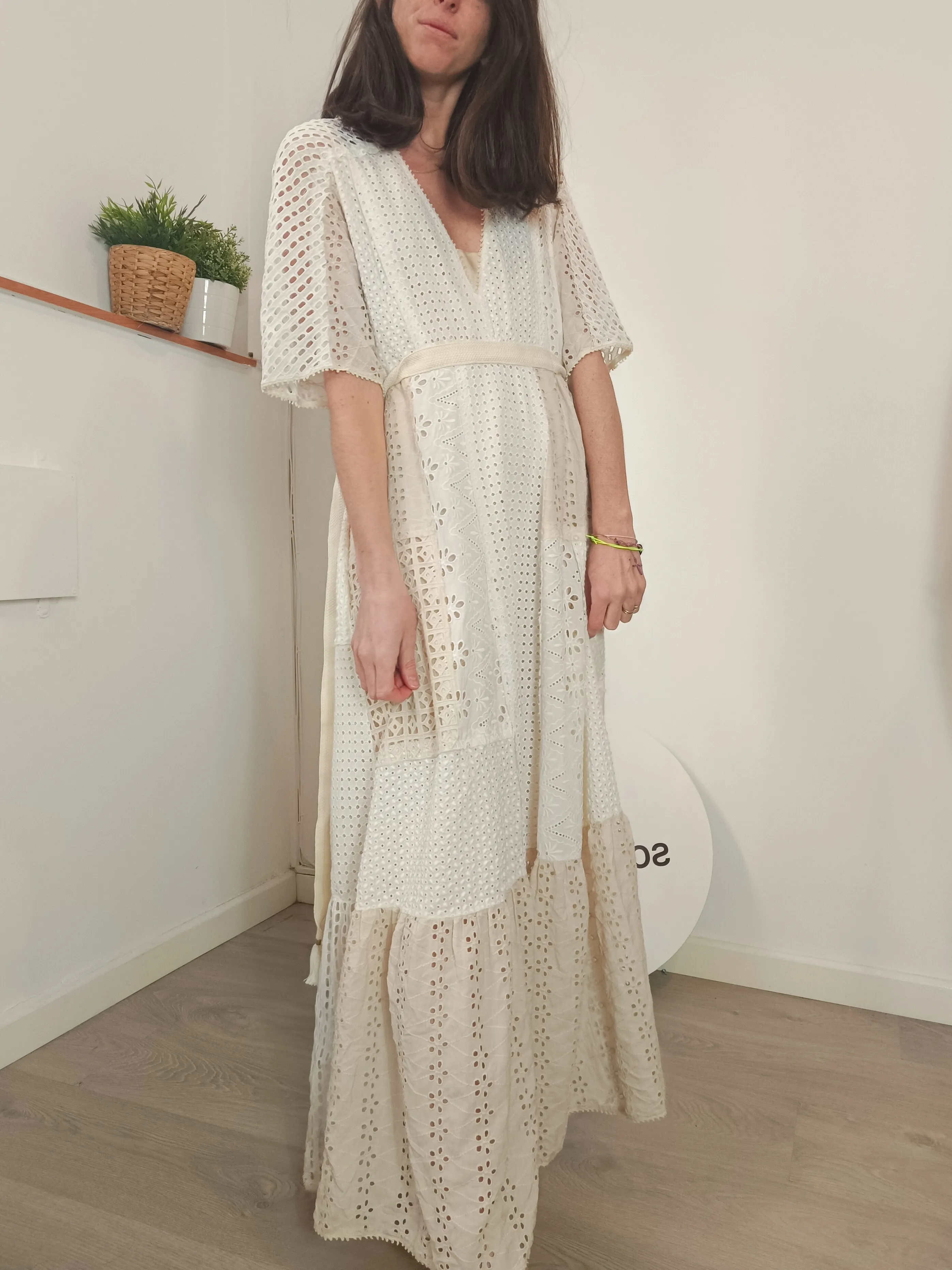 ZARA. Vestido largo troquelado beiges. T S
