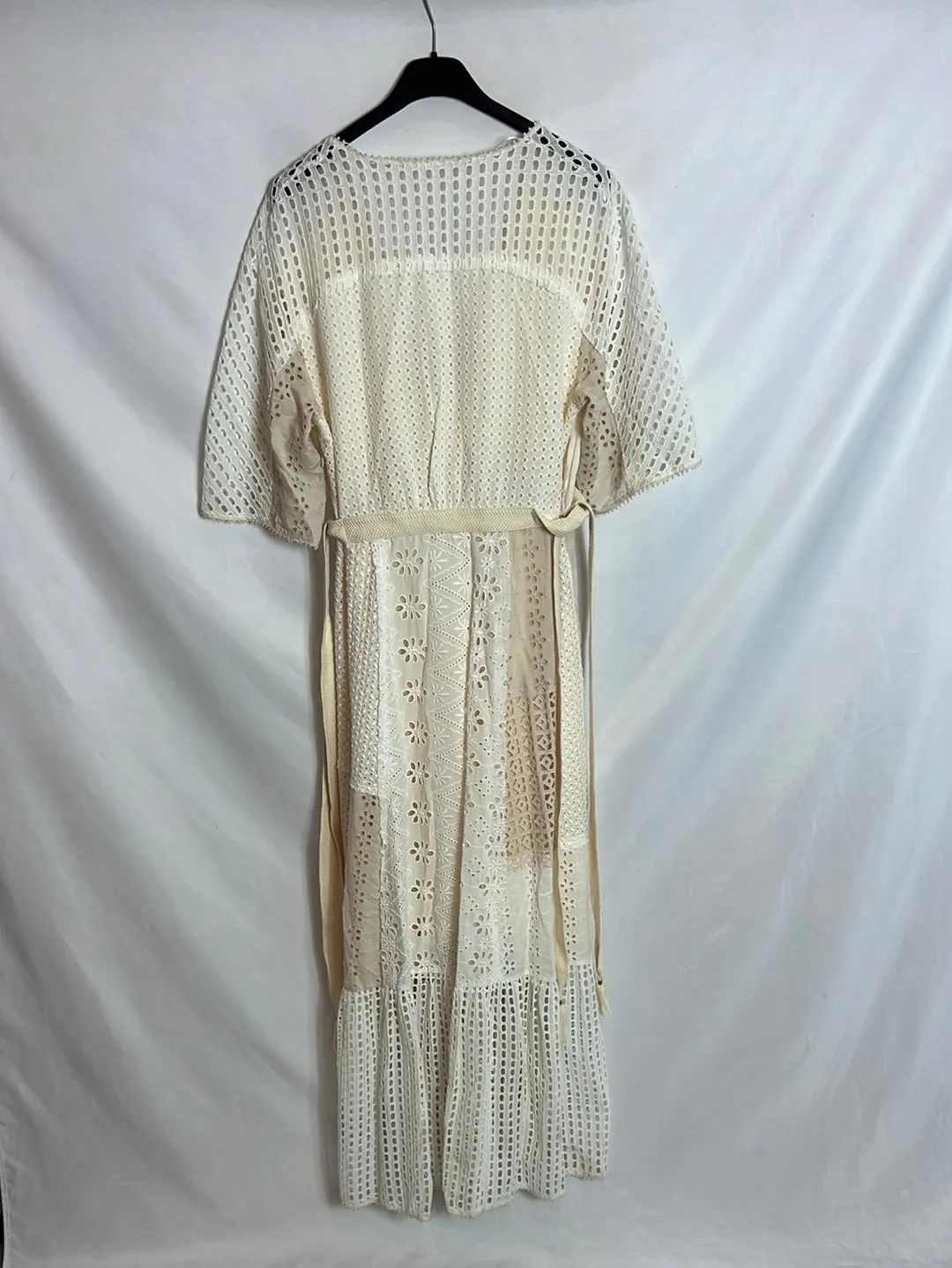 ZARA. Vestido largo troquelado beiges. T S